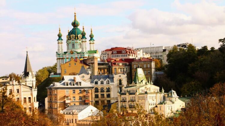 Andrijiwskyj Uswis in Kyiv mit Blick auf die Andreaskirche